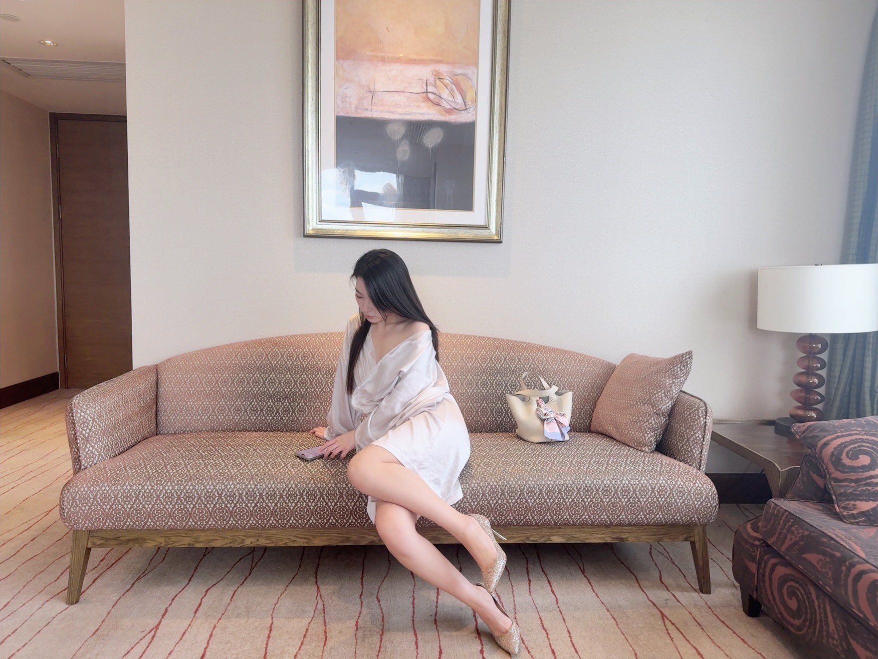 女生背影在床边的低角度视角画面