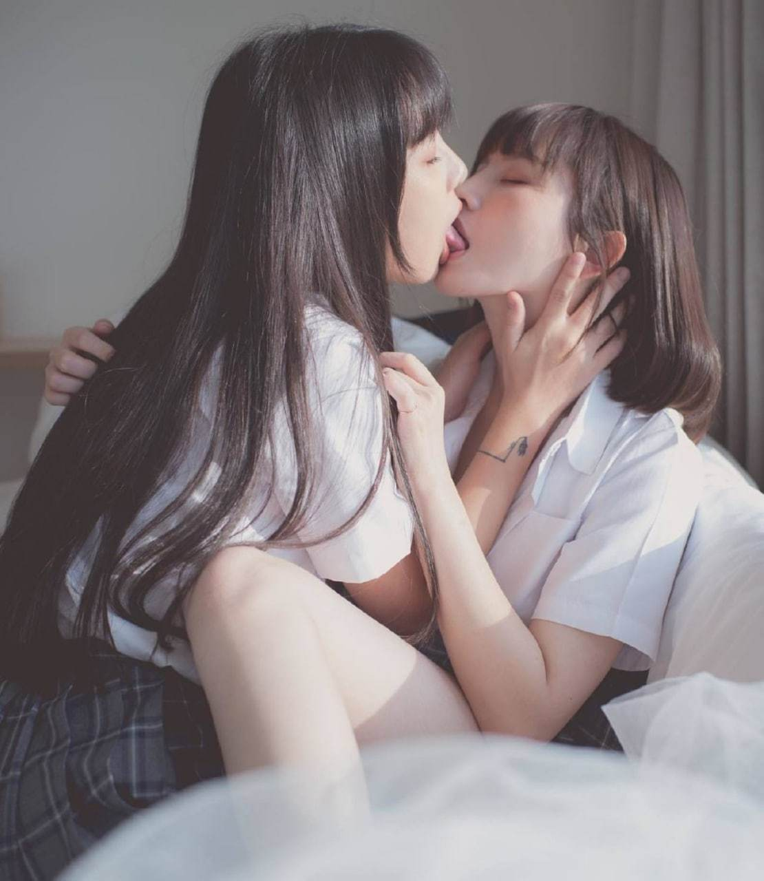 酒店房间床上躺着的长发女生，身边有紫色光带